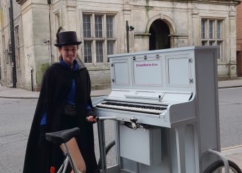 Piano Girl brings music to Warminster as part of UK challenge