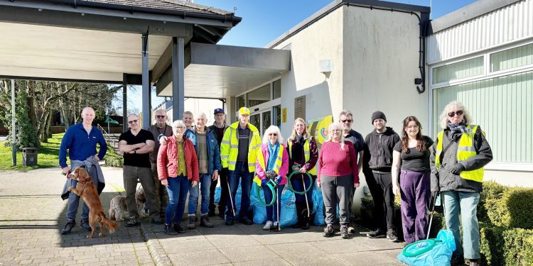 Local people come together to keep Warminster tidy