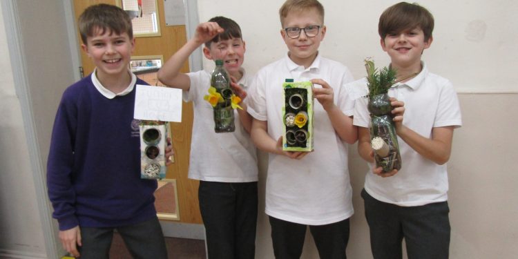 Parents join schoolchildren for lesson on habitats
