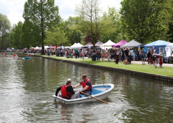 Crowds flock to Warminster for Spring in the park
