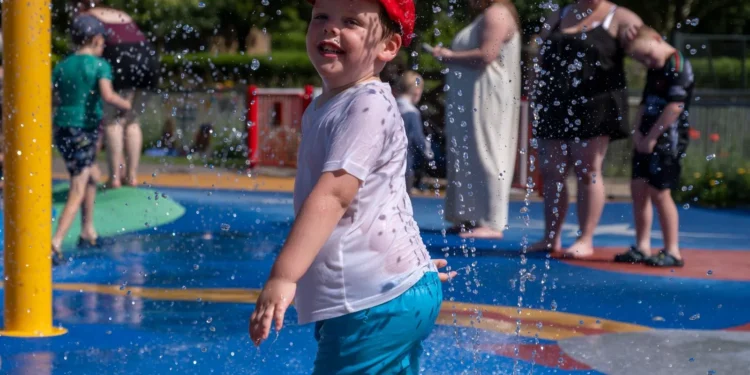 Families cool off at splash pad as schools stay closed for second day