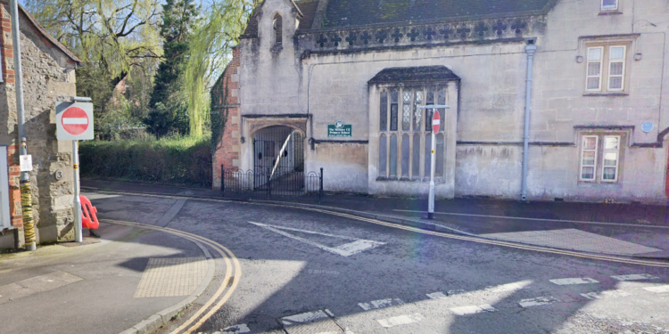 Pilot scheme to restrict traffic outside primary school