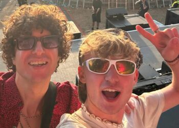 Warminster teen plays guitar on stage with The Kooks